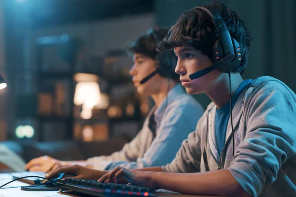 Friends Sitting Desk Playing Online Video Games Together — Fotografia de Stock