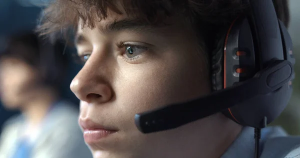 Young Gamer Wearing Headset Staring Computer Screen — Fotografia de Stock