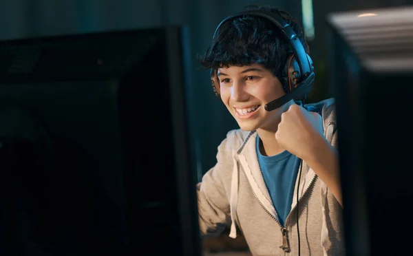 Young Gamer Connecting Online Playing Online Video Games Winning Game — Stockfoto