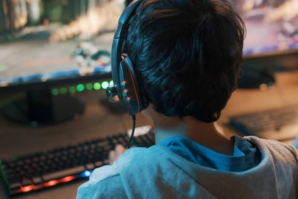 Teenager Wearing Headset Playing Online Video Games Home Shooter Games — 스톡 사진