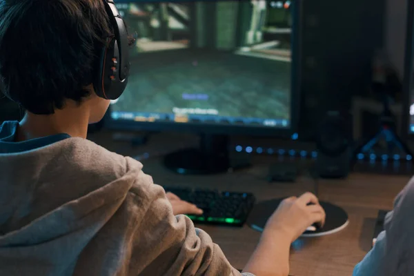 Teenager Wearing Headset Playing Online Video Games Home Shooter Games — Fotografia de Stock