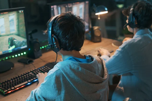 Teenager Friends Playing Online Video Games Together Wearing Headsets Staring — 스톡 사진