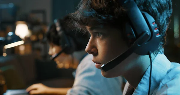 Friends Playing Online Multiplayer Videogames Together Wearing Headsets Staring Computer — Stockfoto