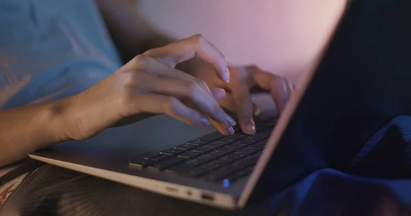 Женщина Сидящая Постели Работающая Ноутбуком Ночью — стоковое фото