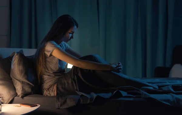 Wanita Muda Yang Sedih Menderita Insomnia Dia Duduk Tempat Tidur — Stok Foto