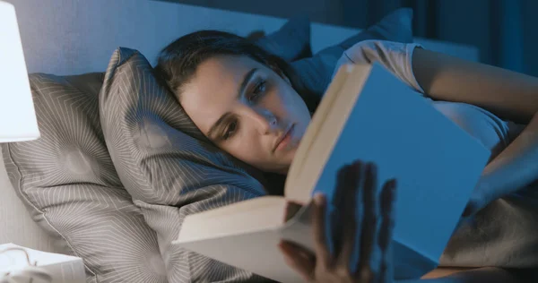 Young Woman Relaxing Her Bed Reading Book Night — Fotografia de Stock