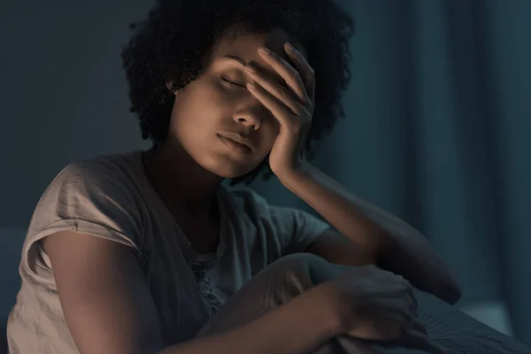 Sleepless African American Woman Sitting Bed Night She Stressed Unable — Zdjęcie stockowe