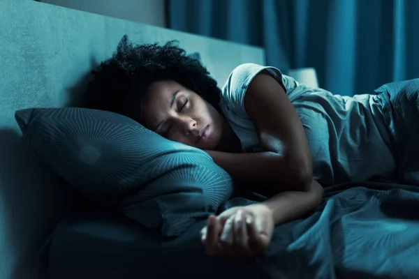 Wanita African Amerika Cantik Tidur Tempat Tidurnya Malam Hari — Stok Foto
