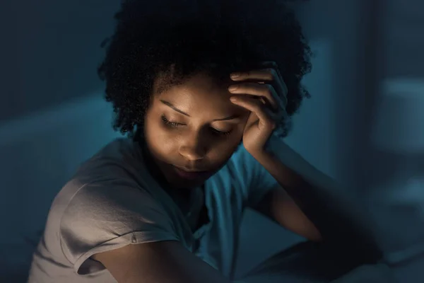 Sleepless African American Woman Sitting Bed Night She Stressed Unable — Fotografia de Stock