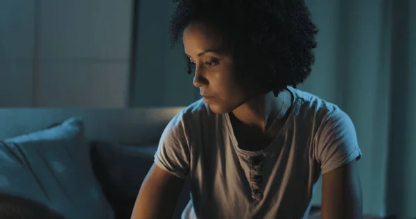 Sad African American Woman Sitting Bed Night She Can Sleep — Fotografia de Stock