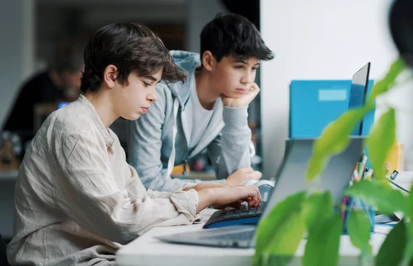 Young Students Lab School Using Computers Learning Information Technology – stockfoto