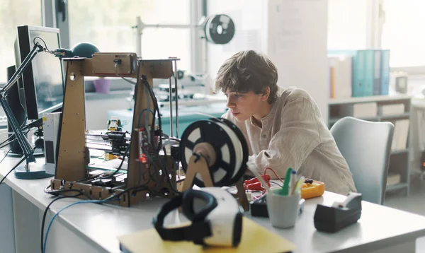 Young Engineering Student Using Printer Lab — Stok fotoğraf