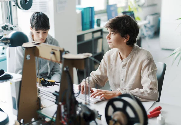 Students Sitting Desk Lab Learning Printing Together One Typing Other — Stok fotoğraf