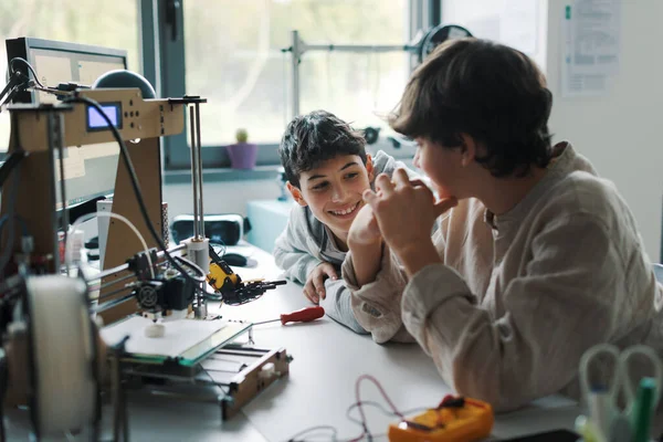 Young Engineering Students Working Together Lab Using Printer Engineering Technology — 图库照片