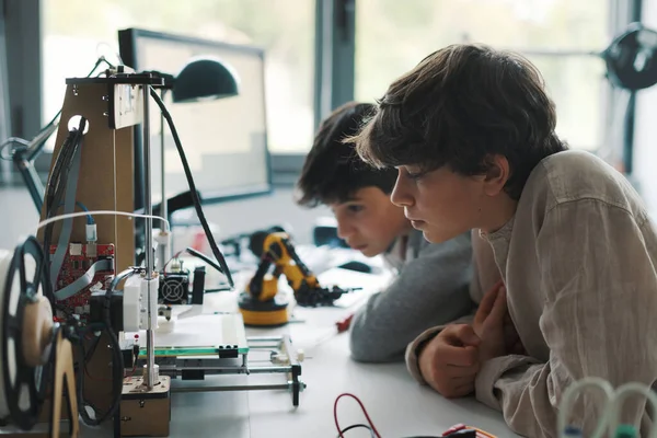 Young Engineering Students Working Together Lab Using Printer Engineering Technology — 스톡 사진