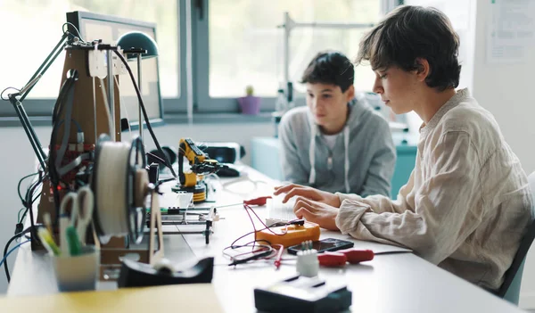 Students Sitting Desk Lab Learning Printing Together One Typing Other — 스톡 사진