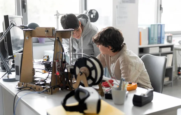 Young Engineering Students Working Together Lab Using Printer Engineering Technology — 스톡 사진