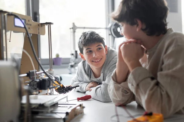 Young Engineering Students Working Together Lab Using Printer Engineering Technology — Foto Stock