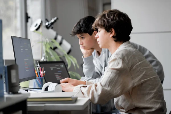 Young Students Using Computers Lab Learning Technology Concept — 스톡 사진