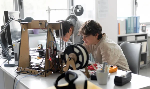 Young Engineering Students Working Together Lab Using Printer Engineering Technology — Foto Stock