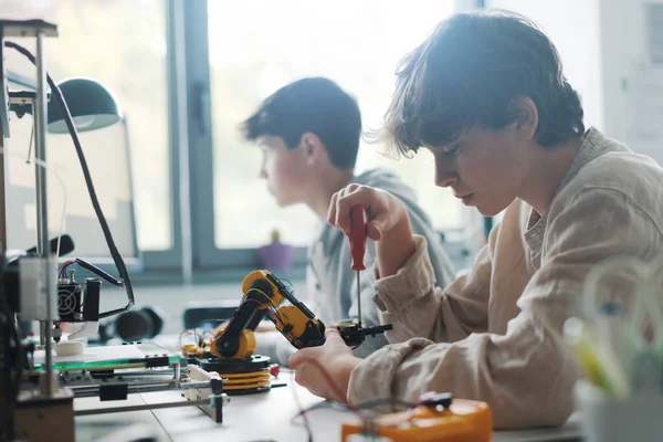 Young Students Using Printer Lab School One Using Screwdriver — стоковое фото