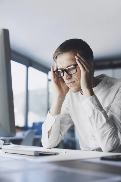 Man Sitting Desk Working His Computer Tired Has Bad Headache — 스톡 사진