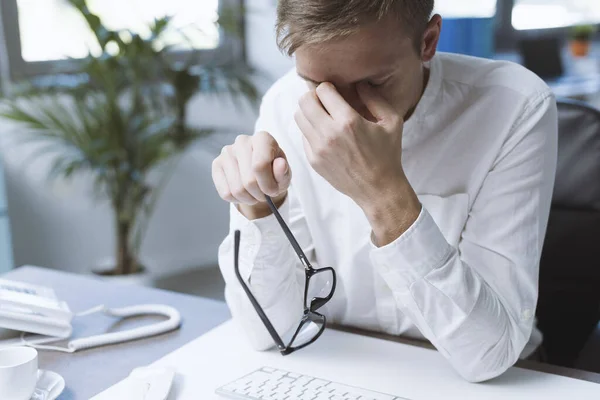 Stressed Office Worker Sitting Desk Exhausted Worried — Fotografia de Stock