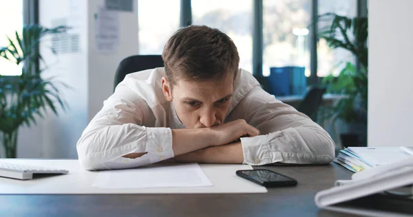 Lazy Inefficient Young Businessman Sitting Office Desk Thinking — Fotografia de Stock
