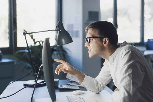 Office Worker Eyesight Problem Trying Focus Computer Screen — Stock fotografie