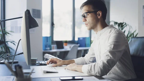 Young Corporate Businessman Sitting Desk Working His Computer Focused Staring — ストック写真