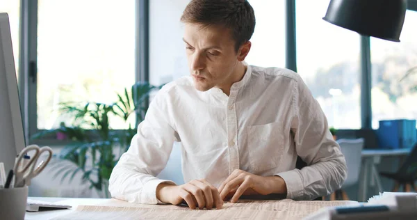 Man Sitting Desk Office Reading Newspaper Focused Thinking — Zdjęcie stockowe