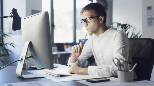 Professional Businessman Sitting Desk Working His Computer Looking Screen Thinking — Fotografia de Stock