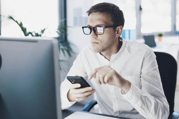 Disappointed Businessman Having Problems His Computer His Smartphone — Stockfoto
