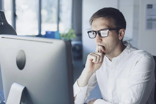 Professional Businessman Sitting Desk Working His Computer Looking Screen Thinking — Fotografia de Stock