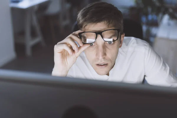 Panicked Businessman Sitting Desk Staring Computer Screen System Failure Computer — Stockfoto