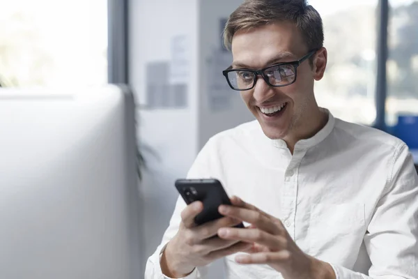 Smiling Corporate Businessman Sitting Desk Connecting His Smartphone — 图库照片