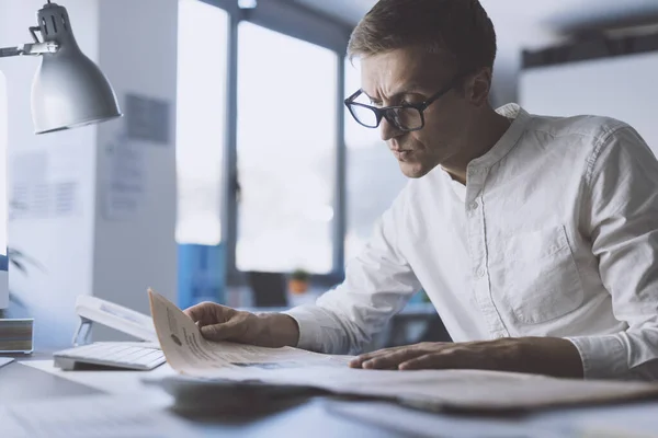 Man Sitting Desk Office Reading Newspaper Focused Thinking — Stockfoto