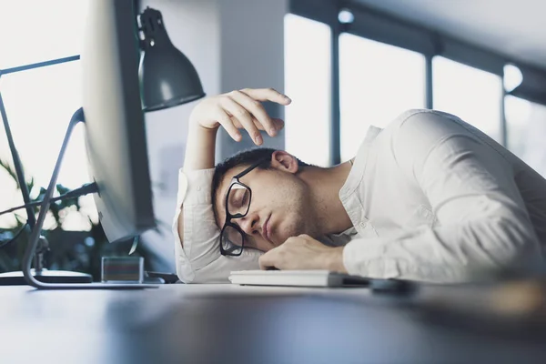 Lazy Office Worker Sleeping His Desk Exhausted Stressed — Fotografia de Stock