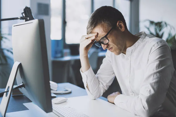 Man Sitting Desk Working His Computer Tired Has Bad Headache — Fotografie, imagine de stoc