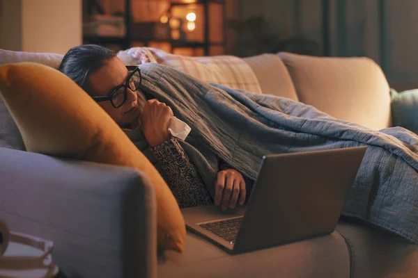 Woman Resting Couch Home Connecting Her Laptop She Has Cold — Fotografie, imagine de stoc