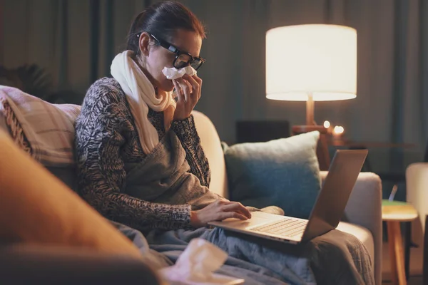 Woman Resting Couch Home Connecting Her Laptop She Has Cold — Φωτογραφία Αρχείου