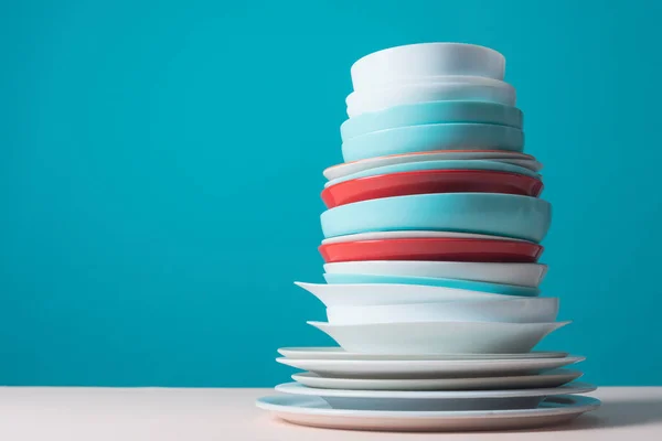 Pile Colorful Clean Dishes Light Blue Background — Stock Photo, Image