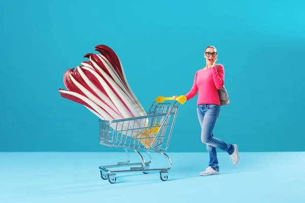Woman Pushing Miniature Shopping Cart Huge Radicchio Rosso Treviso Italian — ストック写真