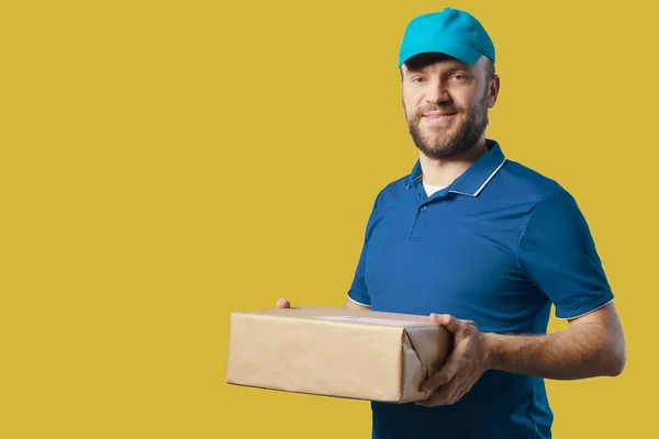 Smiling Delivery Man Holding Box Delivery Shipment Concept — ストック写真