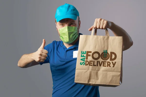 Delivery Guy Face Mask Holding Bag Fast Food Giving Thumbs —  Fotos de Stock