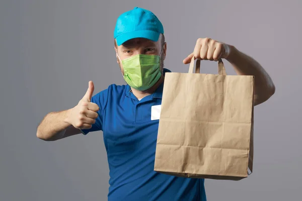 Delivery Guy Face Mask Holding Bag Fast Food Giving Thumbs — ストック写真