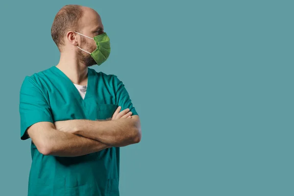 Professional Healthcare Worker Posing Wearing Face Mask Looking His Side — Stockfoto