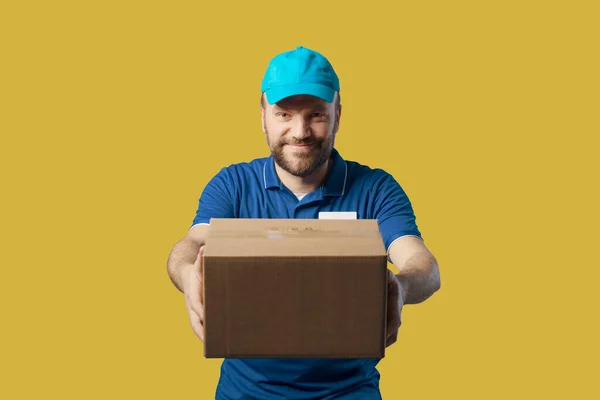 Smiling Delivery Man Holding Box Delivery Shipment Concept — Foto Stock