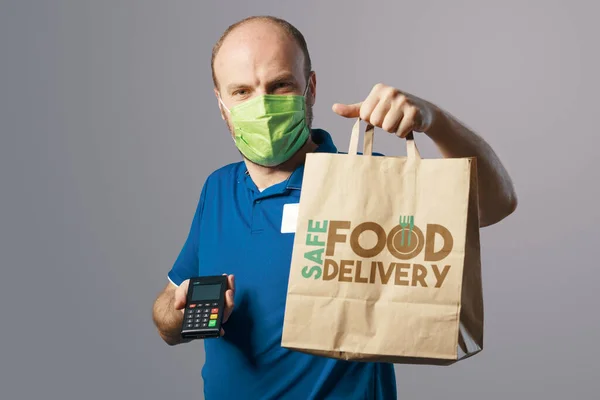 Delivery Guy Wearing Face Mask Holding Bag Fast Food Pos —  Fotos de Stock