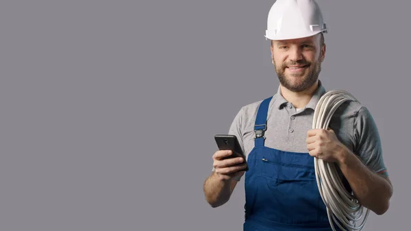 Professional Electrician Using Smartphone Online Service Concept — Fotografia de Stock